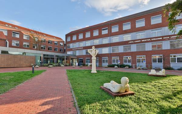 Klinik für Orthopädie und Unfallchirurgie macht sich fit für die Zukunft Eingang zum Klinikum in den Pfeifferschen Stiftungen