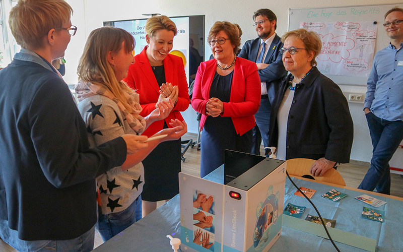 Besuch der Ministerinnen Giffey und Grimm-Benne im Bildungszentrum Ministerinnen Giffey und Grimm-Benne im Bildungszentrum für Gesundheitsberufe